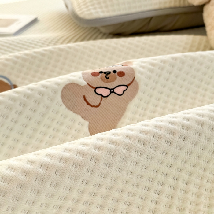 91家纺网 家纺一手货源 找家纺 萌飞 2025新款乙纶PE中分子华夫格凉豆豆凉席 中分子PE凉豆豆凉席-欢乐熊-米白【床笠款】