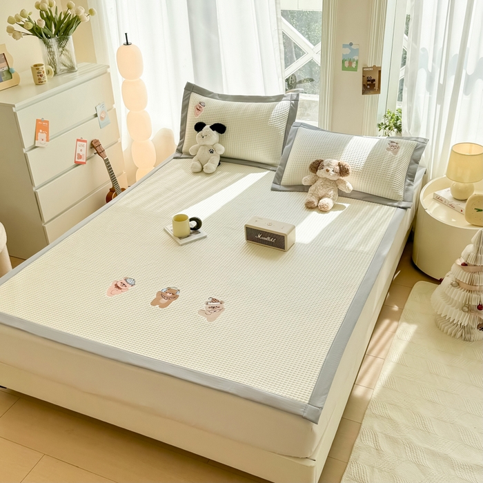 91家纺网 家纺一手货源 找家纺 萌飞 2025新款乙纶PE中分子华夫格凉豆豆凉席 中分子PE凉豆豆凉席-欢乐熊-米白【平铺款】