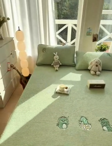 91家纺网 家纺一手货源 找家纺 萌飞 2025新款乙纶PE中分子华夫格凉豆豆凉席 中分子PE凉豆豆凉席-调皮小恐龙-果绿【床笠款】