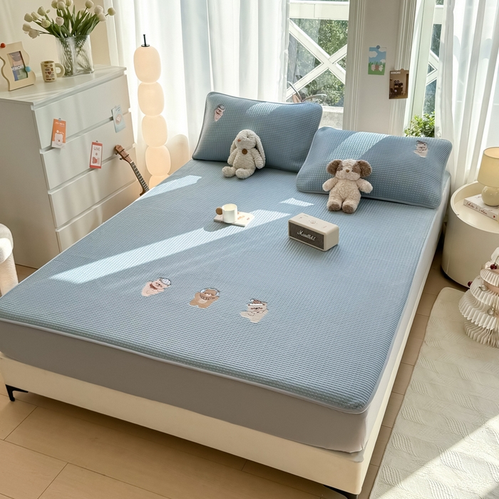 91家纺网 家纺一手货源 找家纺 萌飞 2025新款乙纶PE中分子华夫格凉豆豆凉席 中分子PE凉豆豆凉席-欢乐熊-时尚蓝【床笠款】