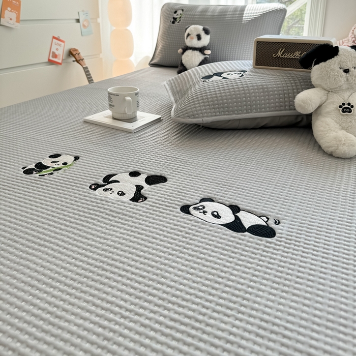 91家纺网 家纺一手货源 找家纺 萌飞 2025新款乙纶PE中分子华夫格凉豆豆凉席 中分子PE凉豆豆凉席-快乐熊猫-灰【床笠款】