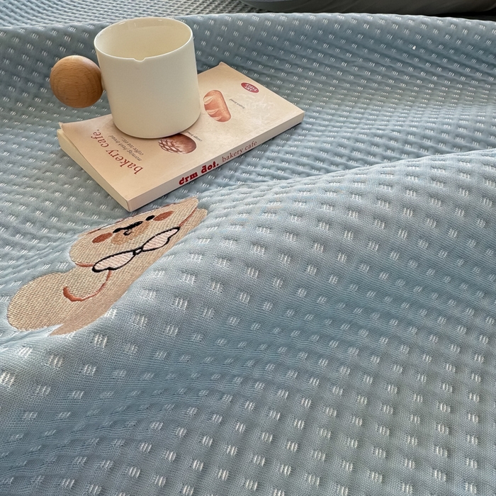 91家纺网 家纺一手货源 找家纺 萌飞 2025新款乙纶PE中分子华夫格凉豆豆凉席 中分子PE凉豆豆凉席-欢乐熊-时尚蓝【床笠款】