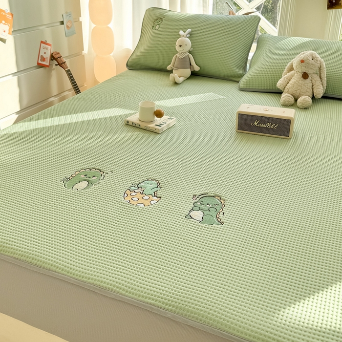 91家纺网 家纺一手货源 找家纺 萌飞 2025新款乙纶PE中分子华夫格凉豆豆凉席 中分子PE凉豆豆凉席-调皮小恐龙-果绿【床笠款】