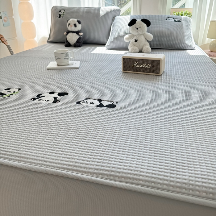 91家纺网 家纺一手货源 找家纺 萌飞 2025新款乙纶PE中分子华夫格凉豆豆凉席 中分子PE凉豆豆凉席-快乐熊猫-灰【床笠款】