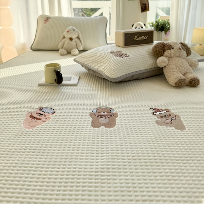 91家纺网 家纺一手货源 找家纺 萌飞 2025新款乙纶PE中分子华夫格凉豆豆凉席 中分子PE凉豆豆凉席-欢乐熊-米白【床笠款】