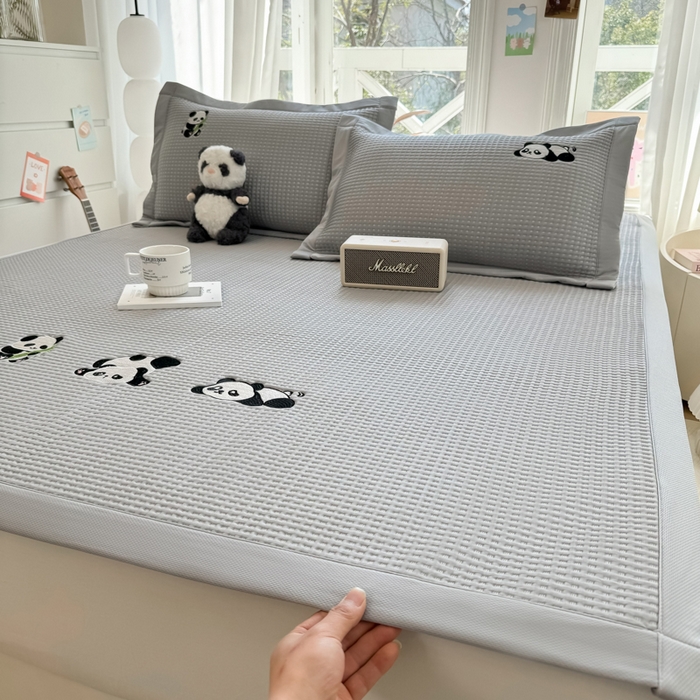91家纺网 家纺一手货源 找家纺 萌飞 2025新款乙纶PE中分子华夫格凉豆豆凉席 中分子PE凉豆豆凉席-快乐熊猫-灰【床笠款】