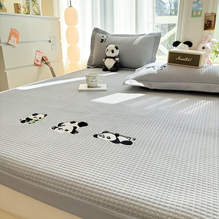 91家纺网 家纺一手货源 找家纺 萌飞 2025新款乙纶PE中分子华夫格凉豆豆凉席 中分子PE凉豆豆凉席-快乐熊猫-灰【平铺款】