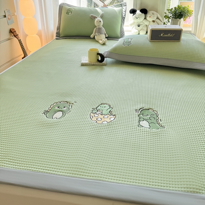 91家纺网 家纺一手货源 找家纺 萌飞 2025新款乙纶PE中分子华夫格凉豆豆凉席 中分子PE凉豆豆凉席-调皮小恐龙-果绿【平铺款】