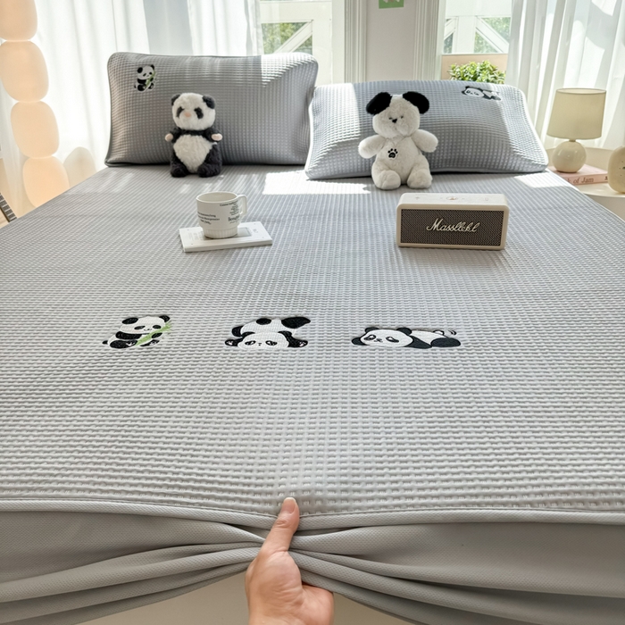 91家纺网 家纺一手货源 找家纺 萌飞 2025新款乙纶PE中分子华夫格凉豆豆凉席 中分子PE凉豆豆凉席-快乐熊猫-灰【床笠款】
