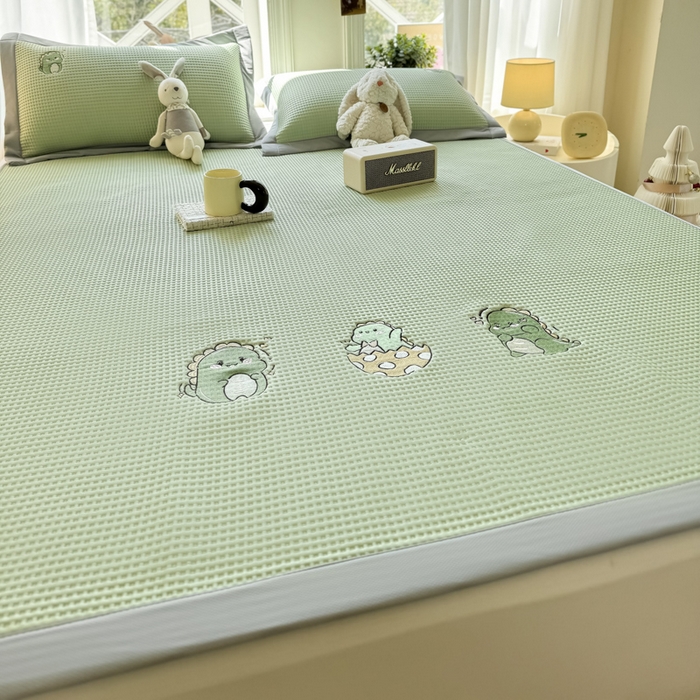 91家纺网 家纺一手货源 找家纺 萌飞 2025新款乙纶PE中分子华夫格凉豆豆凉席 中分子PE凉豆豆凉席-调皮小恐龙-果绿【平铺款】