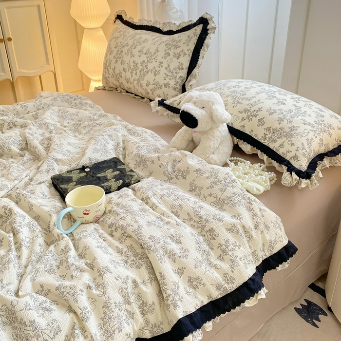 91家纺网 家纺一手货源 找家纺 大麦家纺 2025新款云感双层纱花边夏被四件套 复古印刷