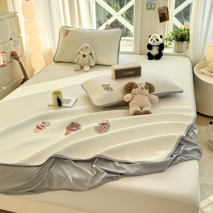 91家纺网 家纺一手货源 找家纺 萌飞 2025新款乙纶PE中分子华夫格凉豆豆凉席 中分子PE凉豆豆凉席-欢乐熊-米白【床笠款】