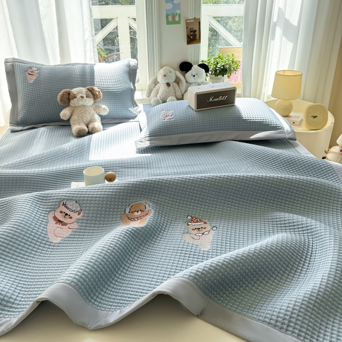 91家纺网 家纺一手货源 找家纺 萌飞 2025新款乙纶PE中分子华夫格凉豆豆凉席 中分子PE凉豆豆凉席-欢乐熊-时尚蓝【平铺款】