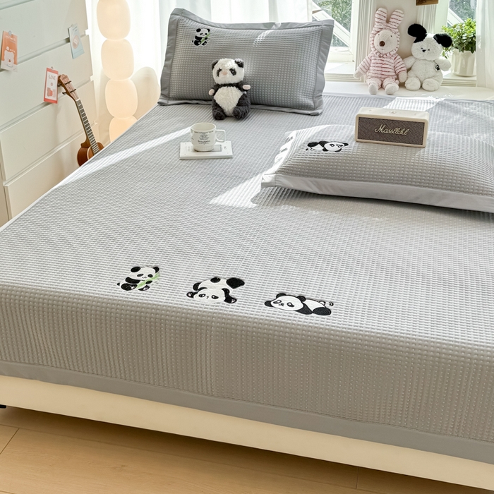 91家纺网 家纺一手货源 找家纺 萌飞 2025新款乙纶PE中分子华夫格凉豆豆凉席 中分子PE凉豆豆凉席-快乐熊猫-灰【平铺款】