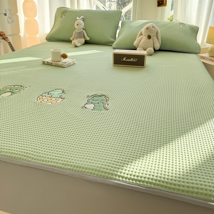 91家纺网 家纺一手货源 找家纺 萌飞 2025新款乙纶PE中分子华夫格凉豆豆凉席 中分子PE凉豆豆凉席-调皮小恐龙-果绿【床笠款】