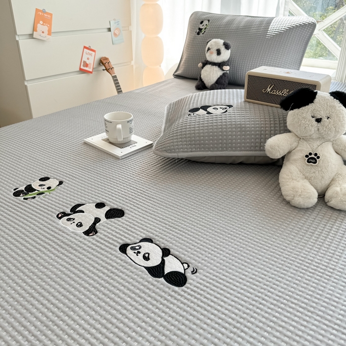 91家纺网 家纺一手货源 找家纺 萌飞 2025新款乙纶PE中分子华夫格凉豆豆凉席 中分子PE凉豆豆凉席-快乐熊猫-灰【床笠款】