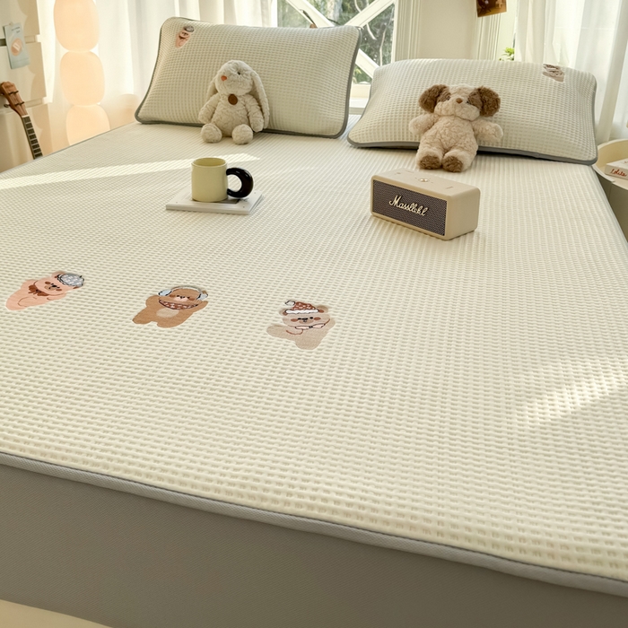 91家纺网 家纺一手货源 找家纺 萌飞 2025新款乙纶PE中分子华夫格凉豆豆凉席 中分子PE凉豆豆凉席-欢乐熊-米白【床笠款】