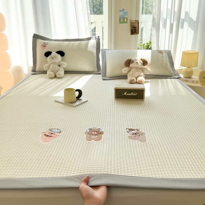 91家纺网 家纺一手货源 找家纺 萌飞 2025新款乙纶PE中分子华夫格凉豆豆凉席 中分子PE凉豆豆凉席-欢乐熊-米白【平铺款】