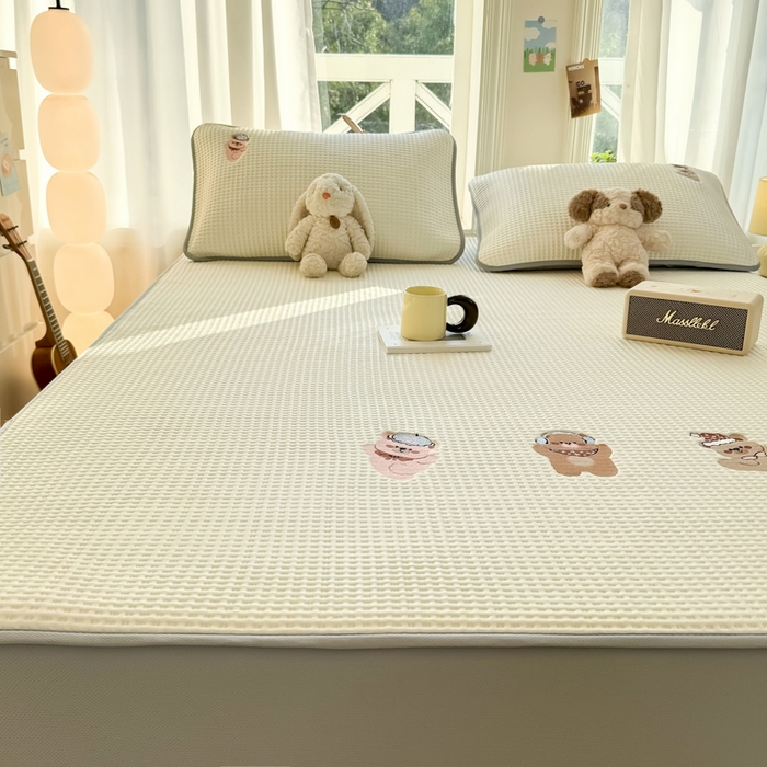 91家纺网 家纺一手货源 找家纺 萌飞 2025新款乙纶PE中分子华夫格凉豆豆凉席 中分子PE凉豆豆凉席-欢乐熊-米白【床笠款】