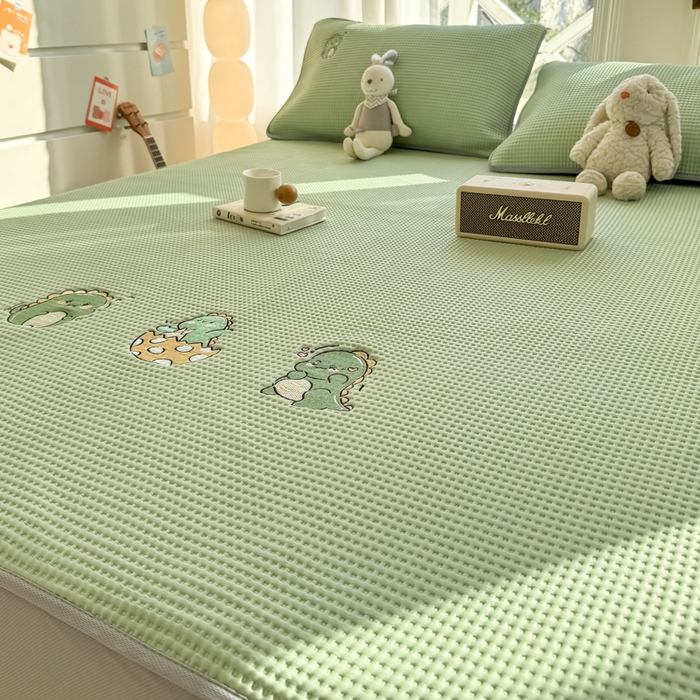 91家纺网 家纺一手货源 找家纺 萌飞 2025新款乙纶PE中分子华夫格凉豆豆凉席 中分子PE凉豆豆凉席-调皮小恐龙-果绿【床笠款】