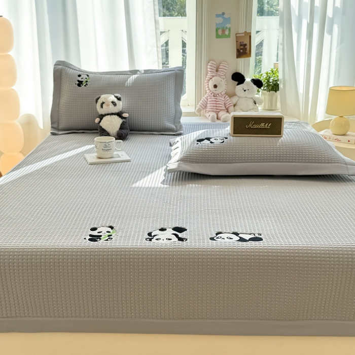 91家纺网 家纺一手货源 找家纺 萌飞 2025新款乙纶PE中分子华夫格凉豆豆凉席 中分子PE凉豆豆凉席-快乐熊猫-灰【平铺款】