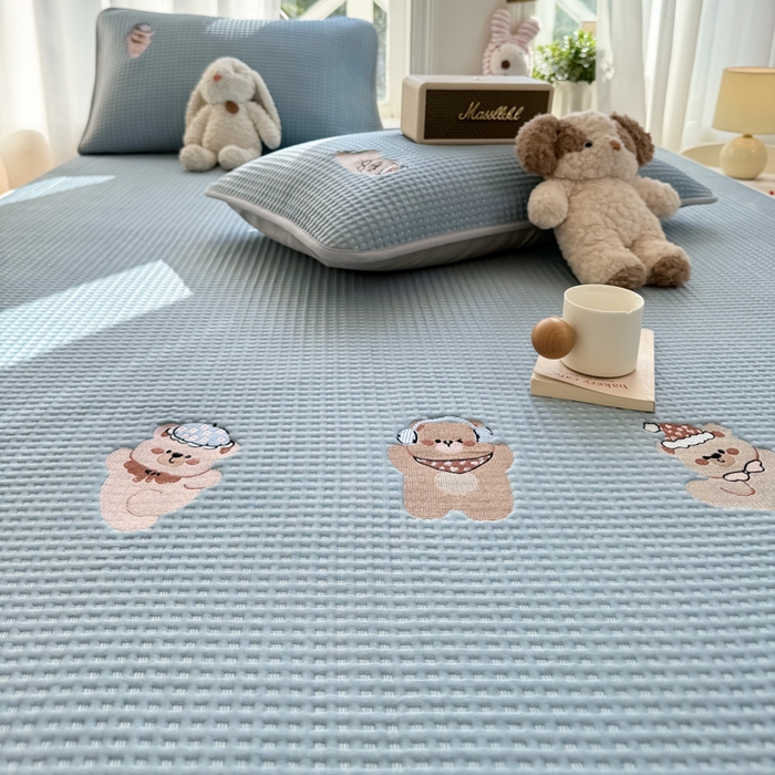 91家纺网 家纺一手货源 找家纺 萌飞 2025新款乙纶PE中分子华夫格凉豆豆凉席 中分子PE凉豆豆凉席-欢乐熊-时尚蓝【床笠款】