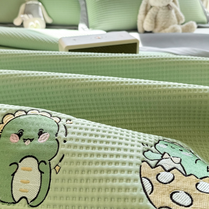 91家纺网 家纺一手货源 找家纺 萌飞 2025新款乙纶PE中分子华夫格凉豆豆凉席 中分子PE凉豆豆凉席-调皮小恐龙-果绿【平铺款】