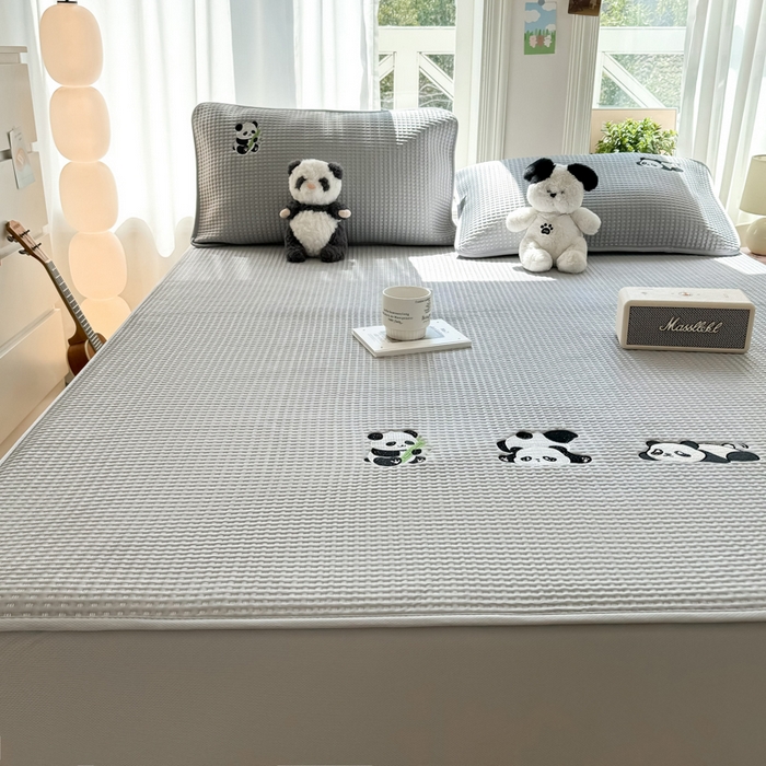 91家纺网 家纺一手货源 找家纺 萌飞 2025新款乙纶PE中分子华夫格凉豆豆凉席 中分子PE凉豆豆凉席-快乐熊猫-灰【床笠款】