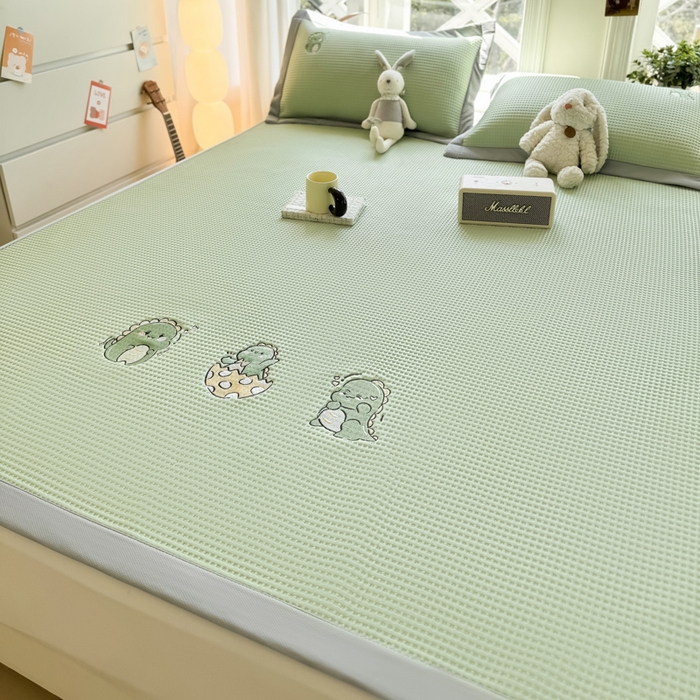 91家纺网 家纺一手货源 找家纺 萌飞 2025新款乙纶PE中分子华夫格凉豆豆凉席 中分子PE凉豆豆凉席-调皮小恐龙-果绿【平铺款】