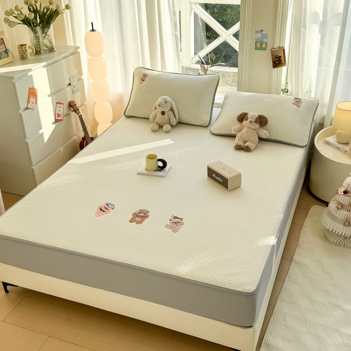 91家纺网 家纺一手货源 找家纺 萌飞 2025新款乙纶PE中分子华夫格凉豆豆凉席 中分子PE凉豆豆凉席-欢乐熊-米白【床笠款】