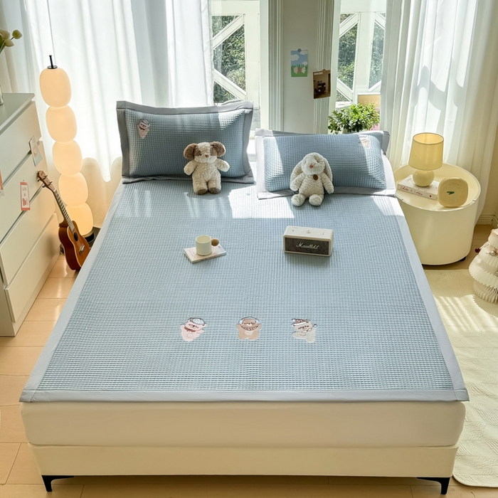 91家纺网 家纺一手货源 找家纺 萌飞 2025新款乙纶PE中分子华夫格凉豆豆凉席 中分子PE凉豆豆凉席-欢乐熊-时尚蓝【平铺款】