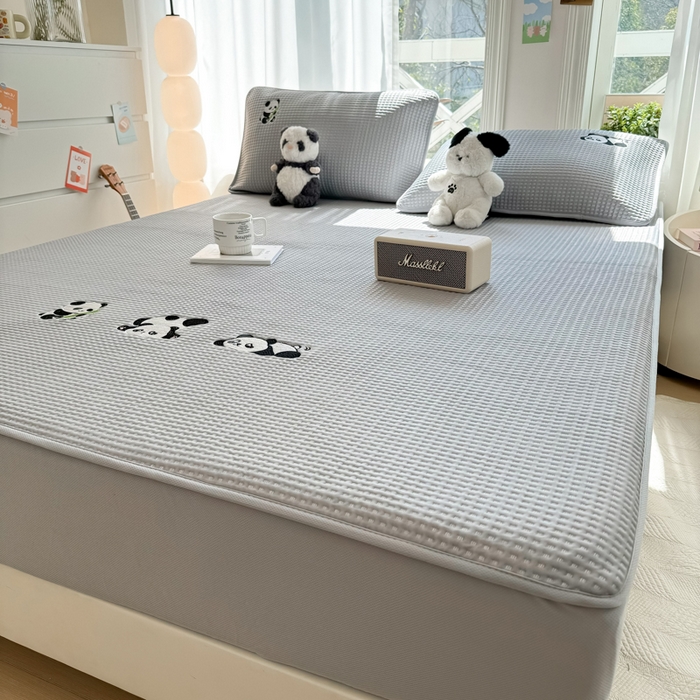 91家纺网 家纺一手货源 找家纺 萌飞 2025新款乙纶PE中分子华夫格凉豆豆凉席 中分子PE凉豆豆凉席-快乐熊猫-灰【床笠款】