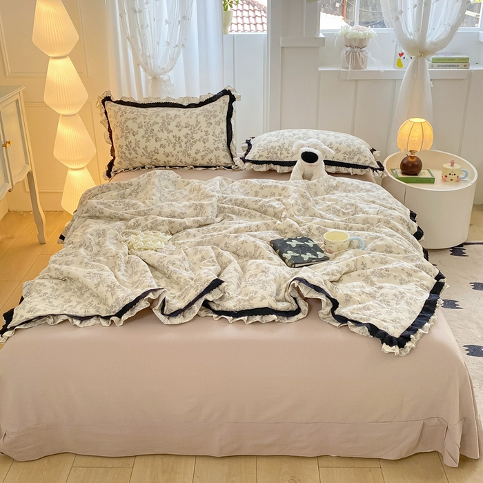 91家纺网 家纺一手货源 找家纺 大麦家纺 2025新款云感双层纱花边夏被四件套 复古印刷