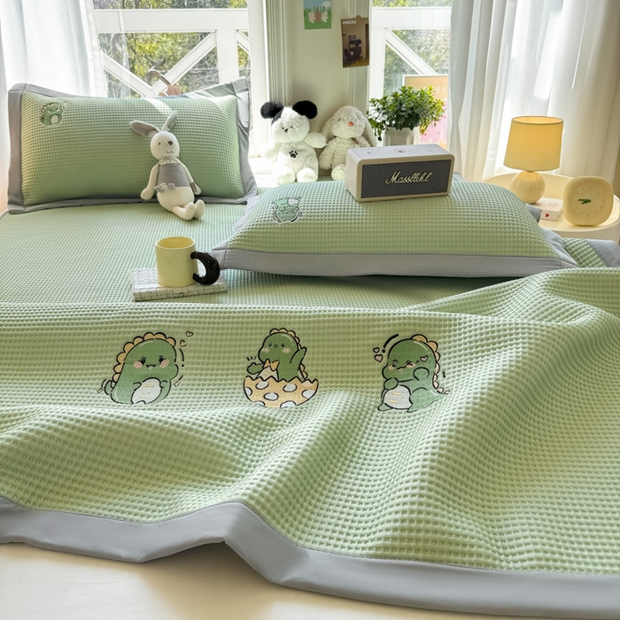 91家纺网 家纺一手货源 找家纺 萌飞 2025新款乙纶PE中分子华夫格凉豆豆凉席 中分子PE凉豆豆凉席-调皮小恐龙-果绿【平铺款】