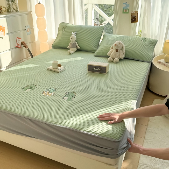 91家纺网 家纺一手货源 找家纺 萌飞 2025新款乙纶PE中分子华夫格凉豆豆凉席 中分子PE凉豆豆凉席-调皮小恐龙-果绿【床笠款】