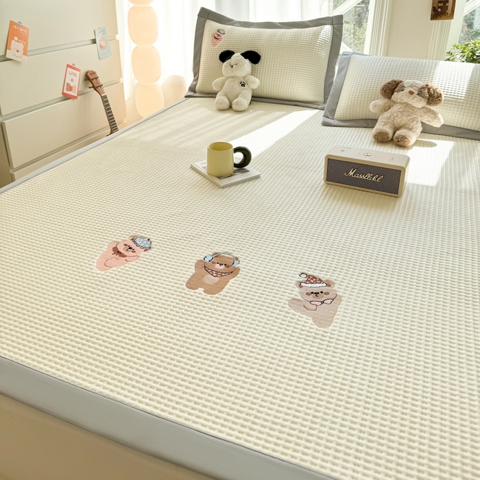 91家纺网 家纺一手货源 找家纺 萌飞 2025新款乙纶PE中分子华夫格凉豆豆凉席 中分子PE凉豆豆凉席-欢乐熊-米白【平铺款】