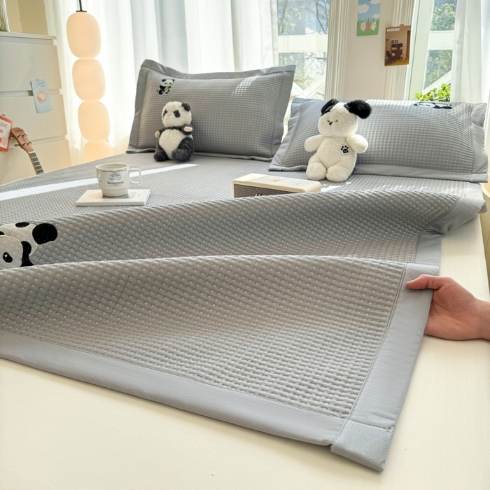 91家纺网 家纺一手货源 找家纺 萌飞 2025新款乙纶PE中分子华夫格凉豆豆凉席 中分子PE凉豆豆凉席-快乐熊猫-灰【平铺款】