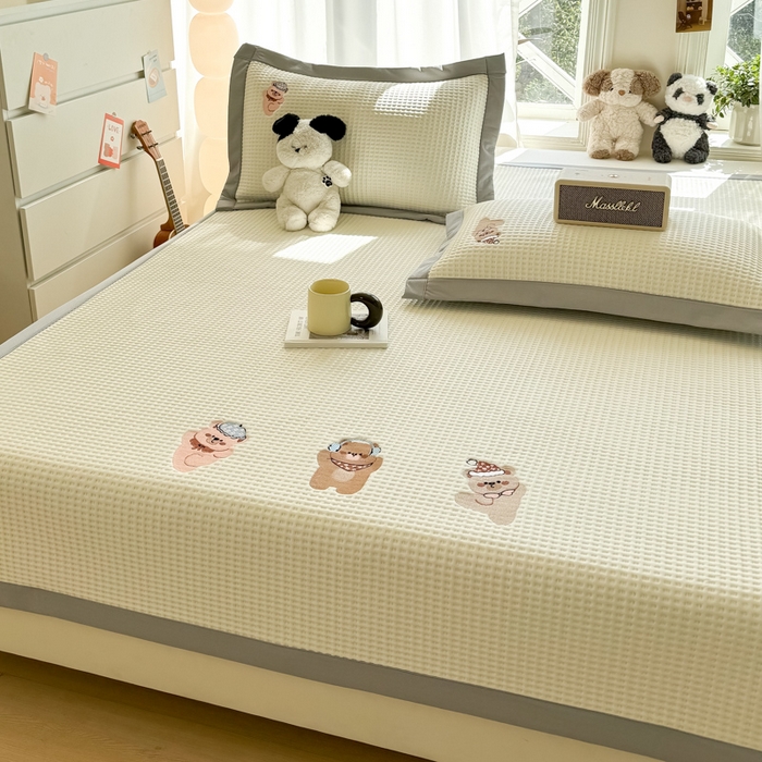 91家纺网 家纺一手货源 找家纺 萌飞 2025新款乙纶PE中分子华夫格凉豆豆凉席 中分子PE凉豆豆凉席-欢乐熊-米白【平铺款】