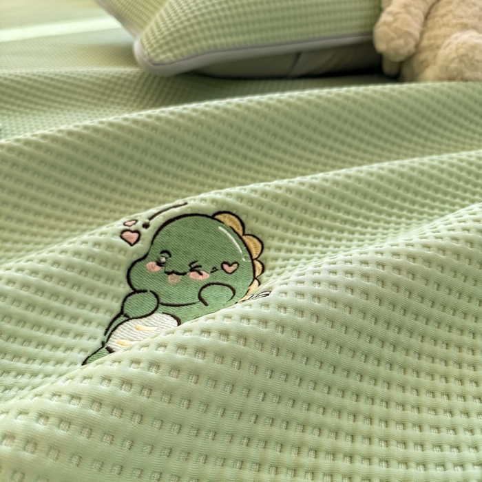 91家纺网 家纺一手货源 找家纺 萌飞 2025新款乙纶PE中分子华夫格凉豆豆凉席 中分子PE凉豆豆凉席-调皮小恐龙-果绿【床笠款】