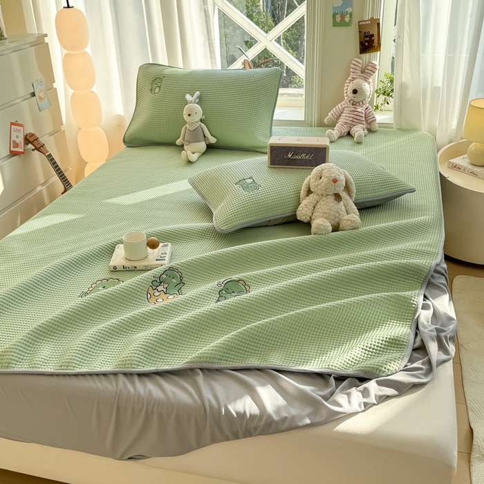 91家纺网 家纺一手货源 找家纺 萌飞 2025新款乙纶PE中分子华夫格凉豆豆凉席 中分子PE凉豆豆凉席-调皮小恐龙-果绿【床笠款】