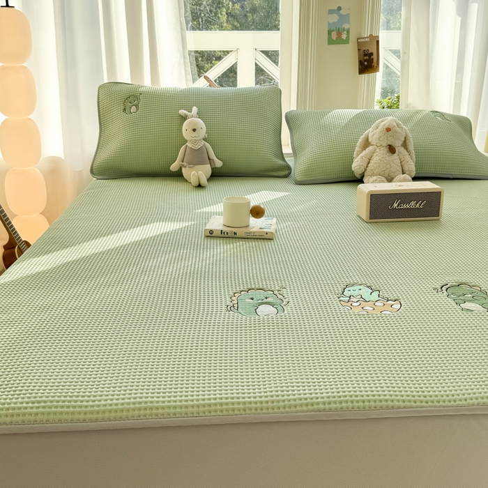 91家纺网 家纺一手货源 找家纺 萌飞 2025新款乙纶PE中分子华夫格凉豆豆凉席 中分子PE凉豆豆凉席-调皮小恐龙-果绿【床笠款】