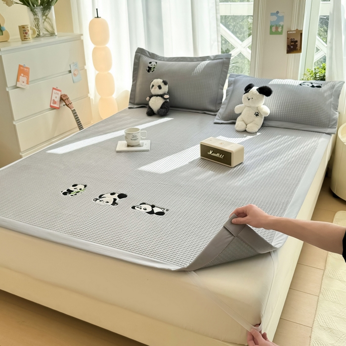 91家纺网 家纺一手货源 找家纺 萌飞 2025新款乙纶PE中分子华夫格凉豆豆凉席 中分子PE凉豆豆凉席-快乐熊猫-灰【平铺款】