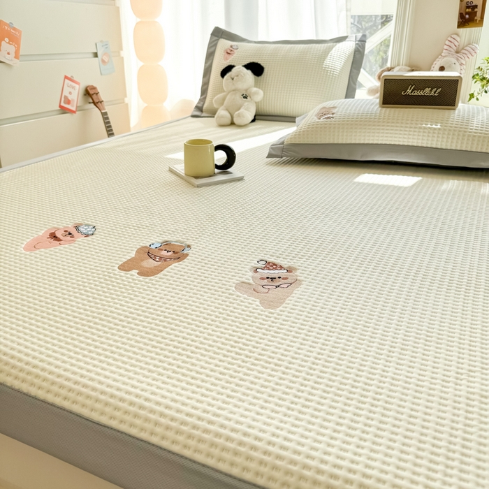 91家纺网 家纺一手货源 找家纺 萌飞 2025新款乙纶PE中分子华夫格凉豆豆凉席 中分子PE凉豆豆凉席-欢乐熊-米白【平铺款】