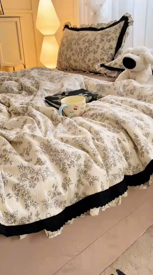 91家纺网 家纺一手货源 找家纺 大麦家纺 2025新款云感双层纱花边夏被四件套 复古印刷