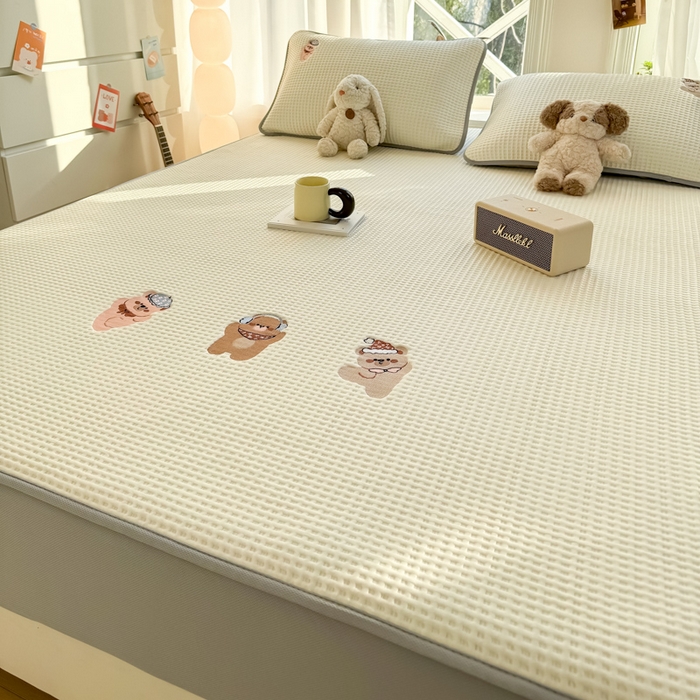 91家纺网 家纺一手货源 找家纺 萌飞 2025新款乙纶PE中分子华夫格凉豆豆凉席 中分子PE凉豆豆凉席-欢乐熊-米白【床笠款】