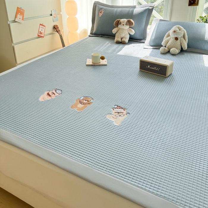 91家纺网 家纺一手货源 找家纺 萌飞 2025新款乙纶PE中分子华夫格凉豆豆凉席 中分子PE凉豆豆凉席-欢乐熊-时尚蓝【平铺款】