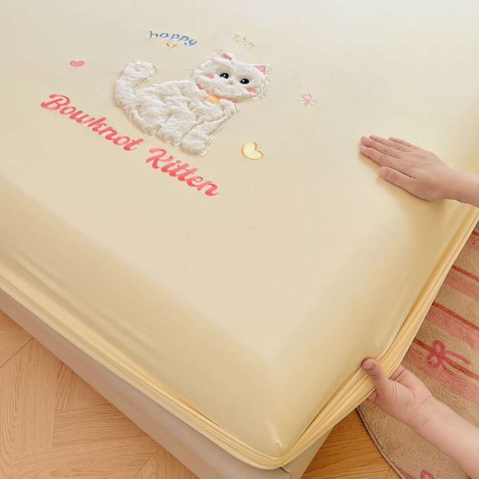 91家纺网 家纺一手货源 找家纺 梦舒羽 2025春夏新款兔毛贴布绣卡通ins风水洗棉床笠学生宿舍床罩床垫保护垫三件套（带买家秀） 呆萌奶猫-芝士黄