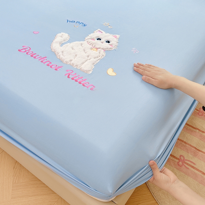 91家纺网 家纺一手货源 找家纺 梦舒羽 2025春夏新款兔毛贴布绣卡通ins风水洗棉床笠学生宿舍床罩床垫保护垫三件套（带买家秀） 呆萌奶猫-海盐兰
