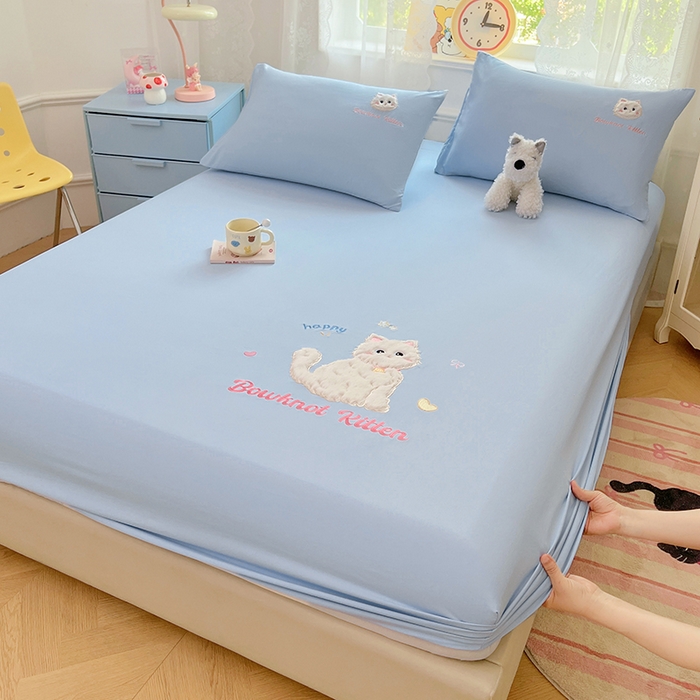 91家纺网 家纺一手货源 找家纺 梦舒羽 2025春夏新款兔毛贴布绣卡通ins风水洗棉床笠学生宿舍床罩床垫保护垫三件套（带买家秀） 呆萌奶猫-海盐兰