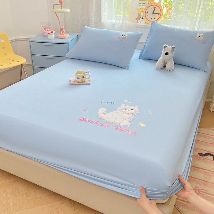 91家纺网 家纺一手货源 找家纺 梦舒羽 2025春夏新款兔毛贴布绣卡通ins风水洗棉床笠学生宿舍床罩床垫保护垫三件套（带买家秀） 呆萌奶猫-海盐兰